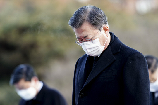 문 대통령, 국립묘지 찾아 묵념  문재인 대통령이 2일 오전 국무위원들과 동작구 국립서울현충원을 찾아 현충탑에서 묵념하고 있다.   사진=연합뉴스